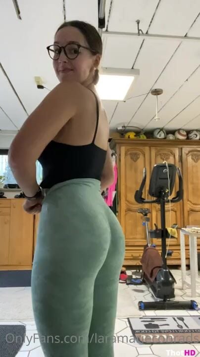 laramarieconrads showing her sexy butt