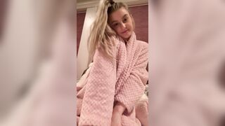 Csblondebombshell fingering hairy pussy