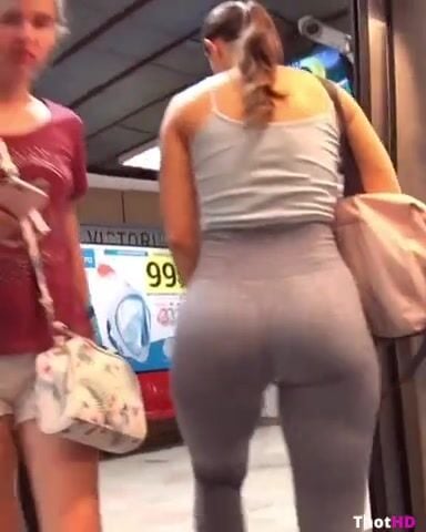 Closeup teen ass in tight leggings creepshot