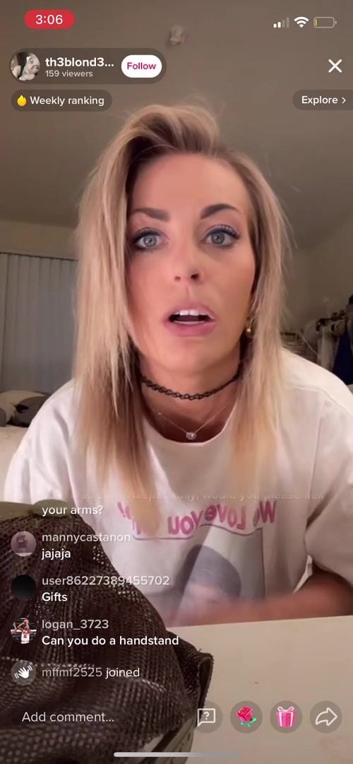 Insta thot flashing her tits on live stream