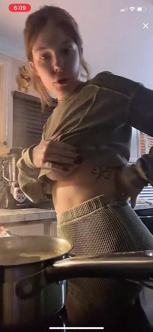 dontdeletevee accidentally flashes her big tits on live