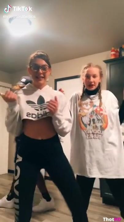 Rileysesthetics flashing nude boobs on TikTok