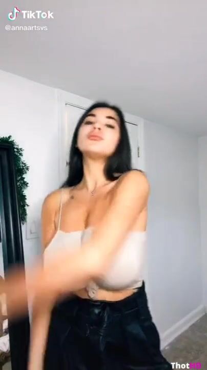 Annaartsvs braless huge tits TikTok