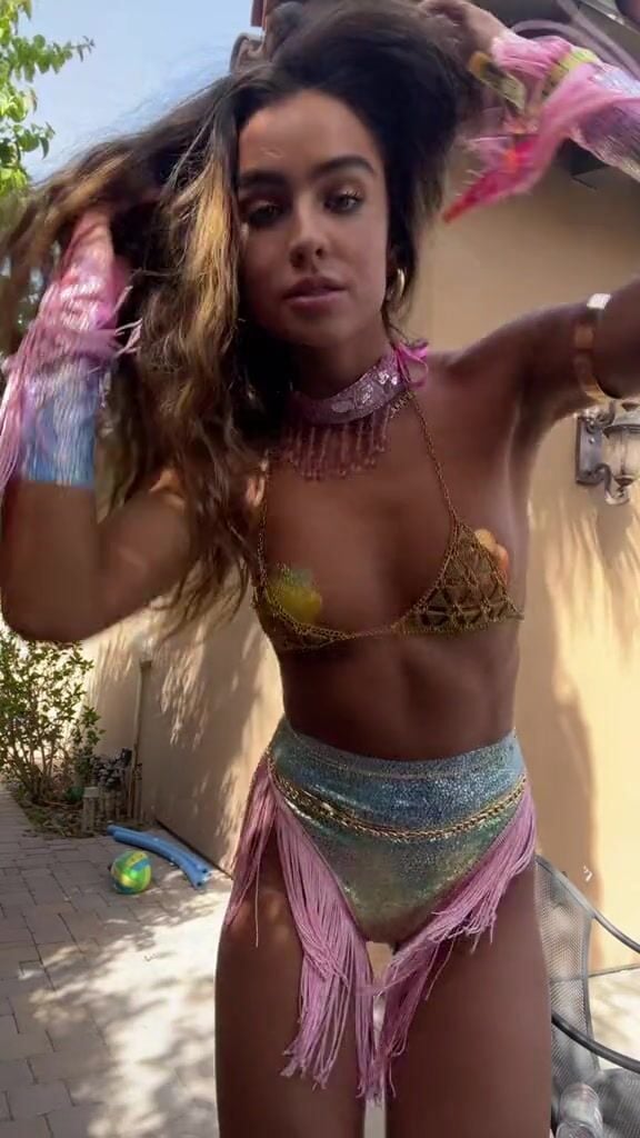 Sommer Ray tits out