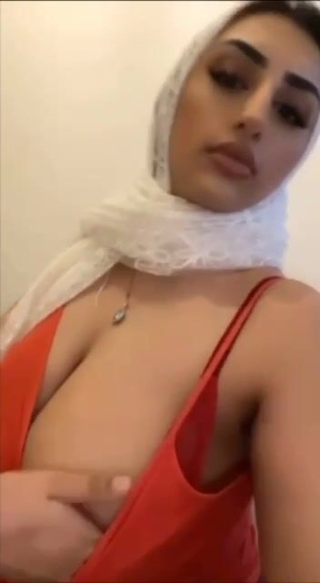 Hijab Thot Flashing Her Big Juicy Tits