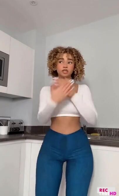 kiarapeachlegit TikTok Dance