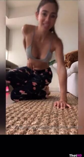 Carolina Samani sexy stretching onlyfans