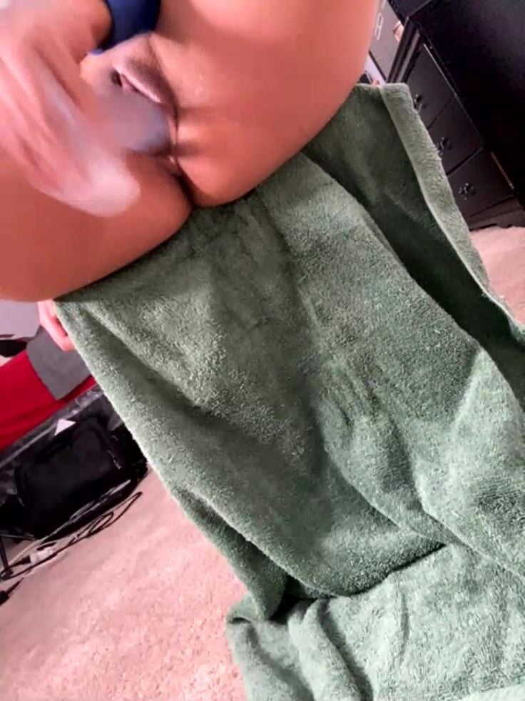 ebonymariaaa dildoing her pussy OF