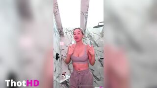 Sara Underwood Shaving Cunt in Showering