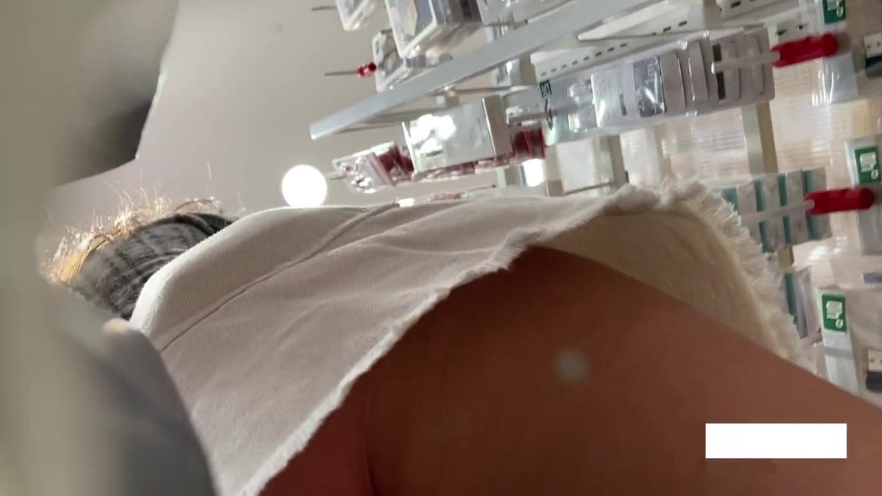 Amazing candid teen upskirt
