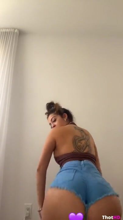 Malu Trevejo twerking