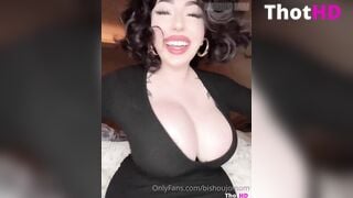 Bishoujo mom flashing tits & booty OF