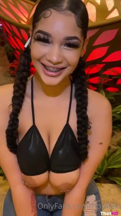 lexi2legit public showing titty