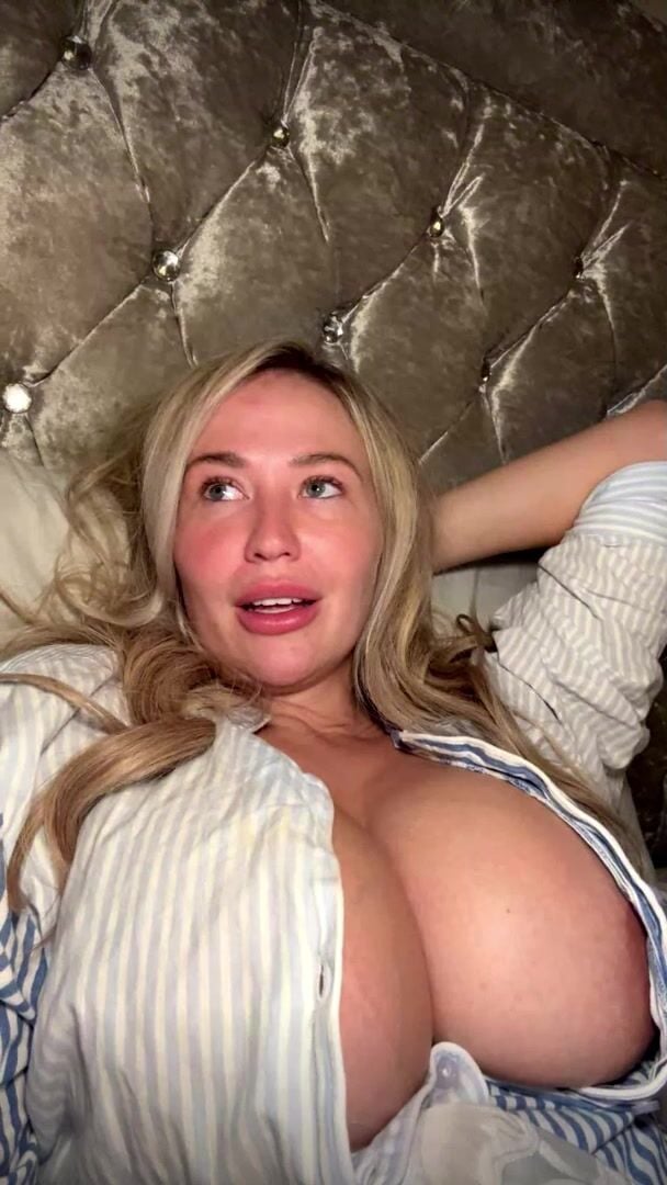 Sophie Reade Live Stream Showing Massive Titty