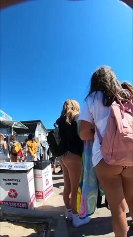 You need no pants when you a sexy girl thot beach
