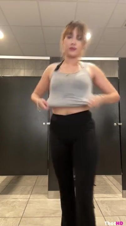 Whoknowzmaddie Spreading Booty Gym Bathroom $1000 Donation Video