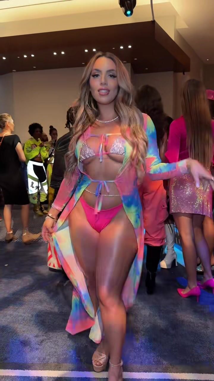 She seeexxxyyyy she cool she from east atlanta