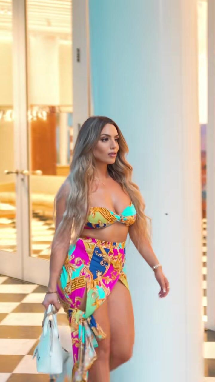 It’s the guys breaking their head at the end for me #walkingvideos #persian #turningheadsbreakingnecks #ootdstyleinspo outfit from @Diva Boutique Online