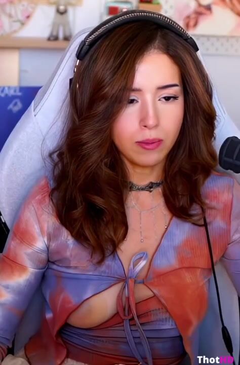 Pokimane Accidentally Flash Tit on Twitch Live Stream