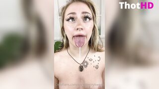 strawberrykween ahegao spit play