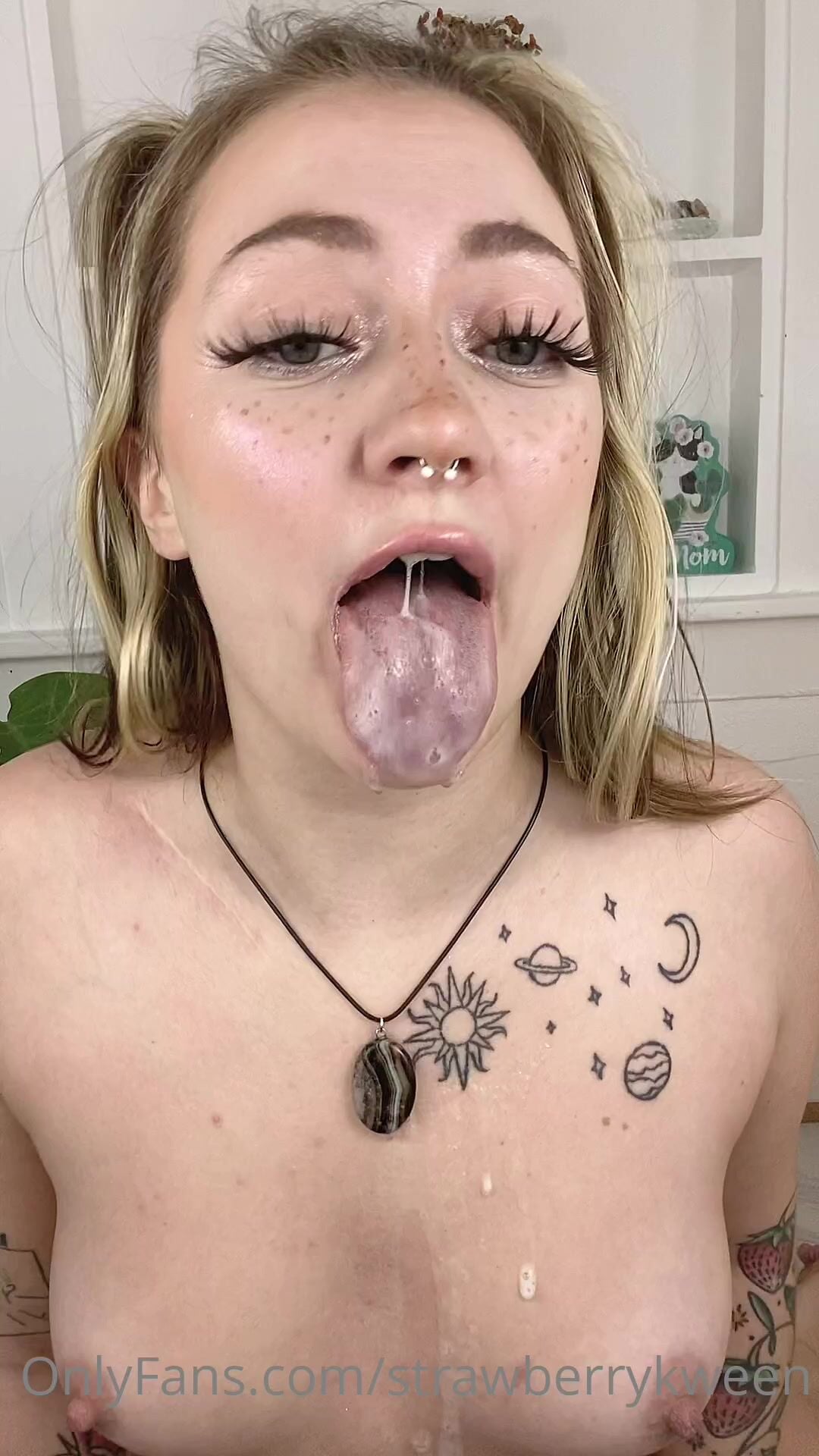 strawberrykween ahegao spit play