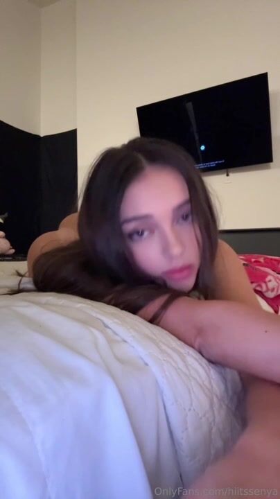 hiitssenya nude on bed
