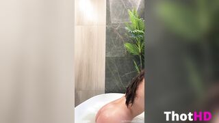 seltin sweety nude tub