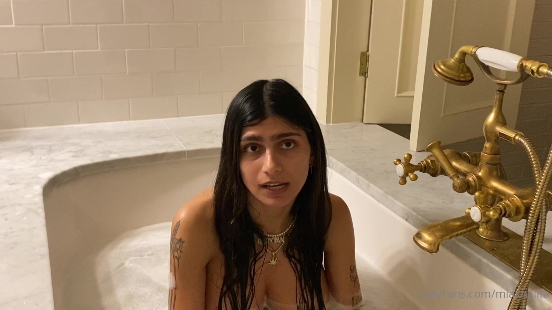 Mia Khalifa Bathtub