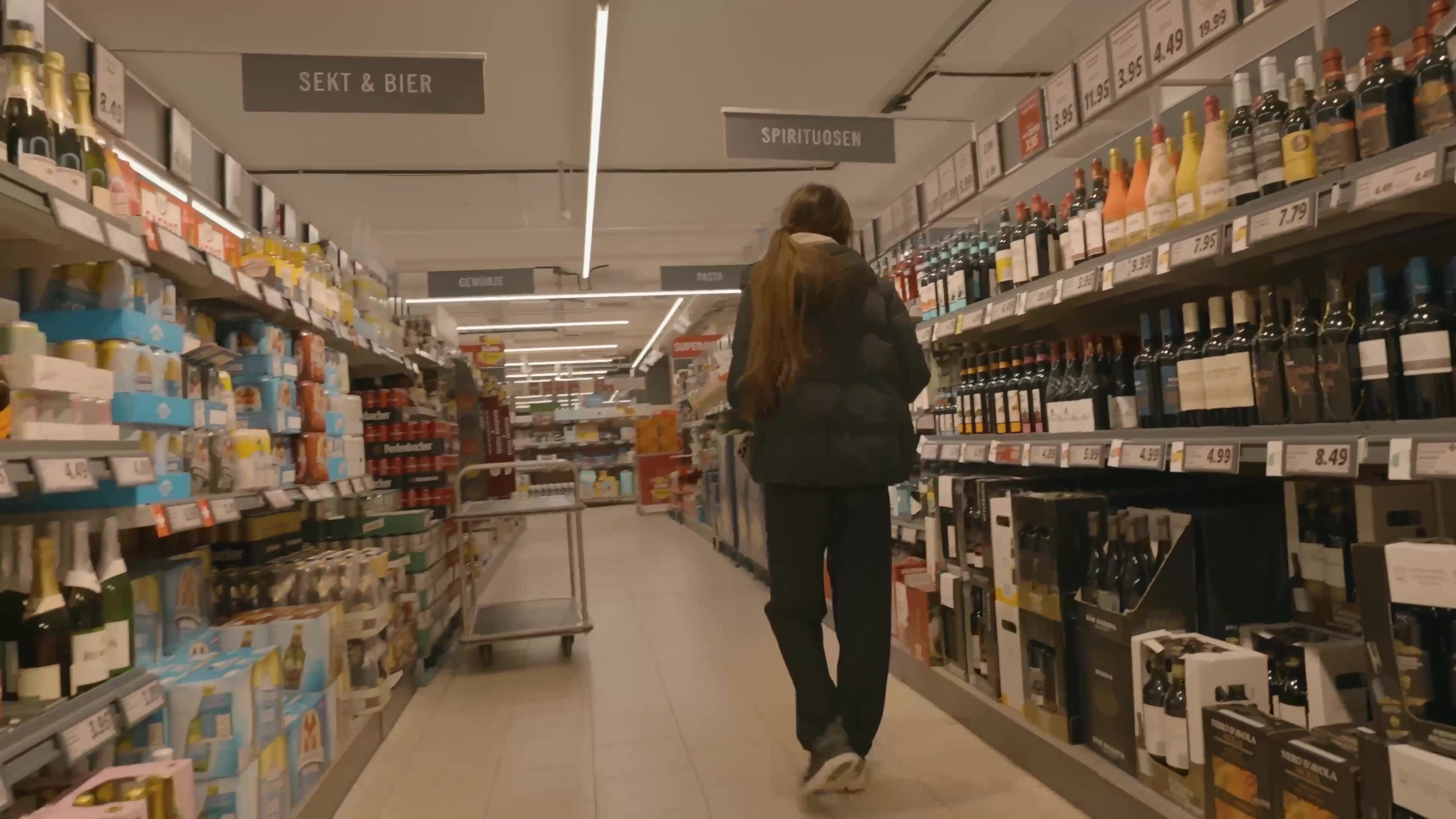 DaringKiara Public Embarrassing Pantsing in Supermarket