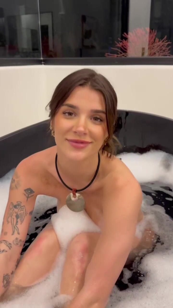 Ari Kytsya Bathtub