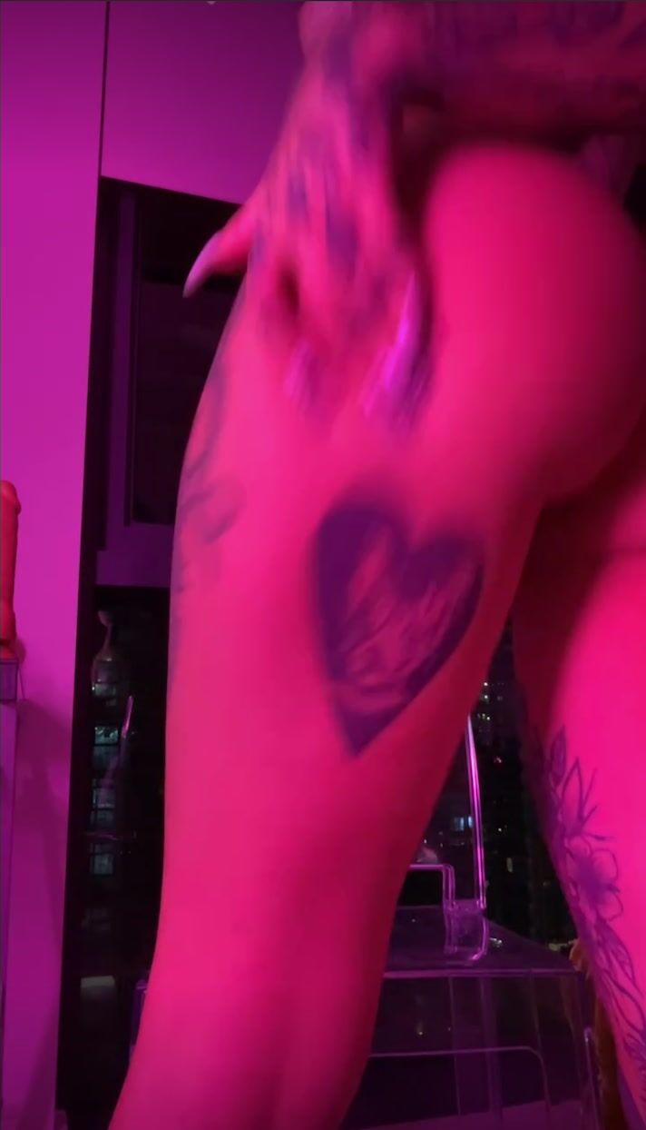Taylor White Live Dildo