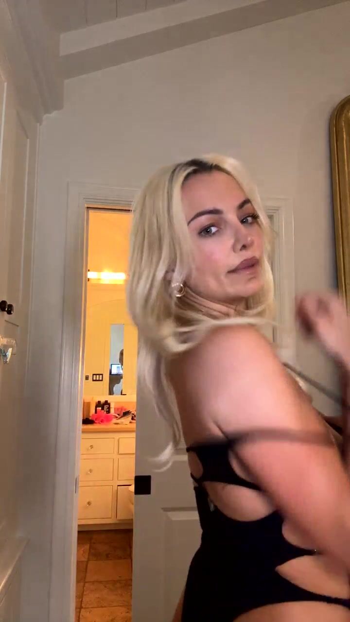 Lindsey Pelas Tits