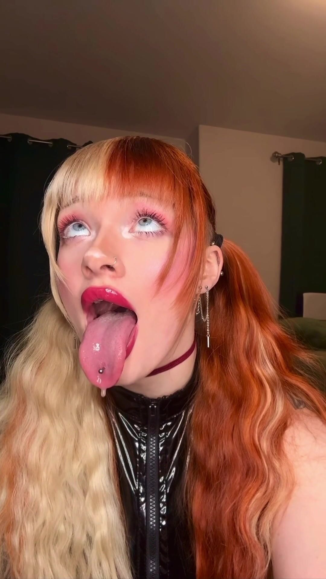 xinia_official tongue