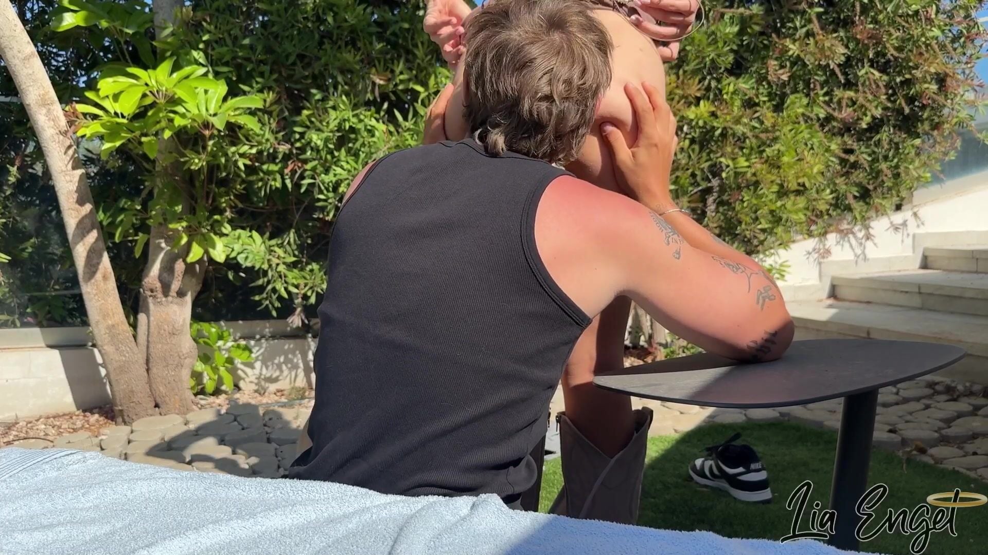 Lia Engel Cumshot im Garten