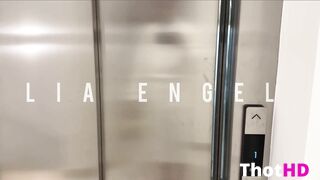 Lia Engel DAS ERSTE MAL SEX IM FAHRSTUHL!