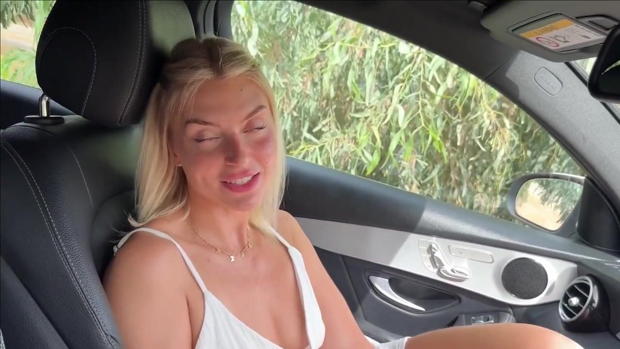 LiaEngel PUBLIC im AUTO Auf dem Weg zum Strand abgeschleppt