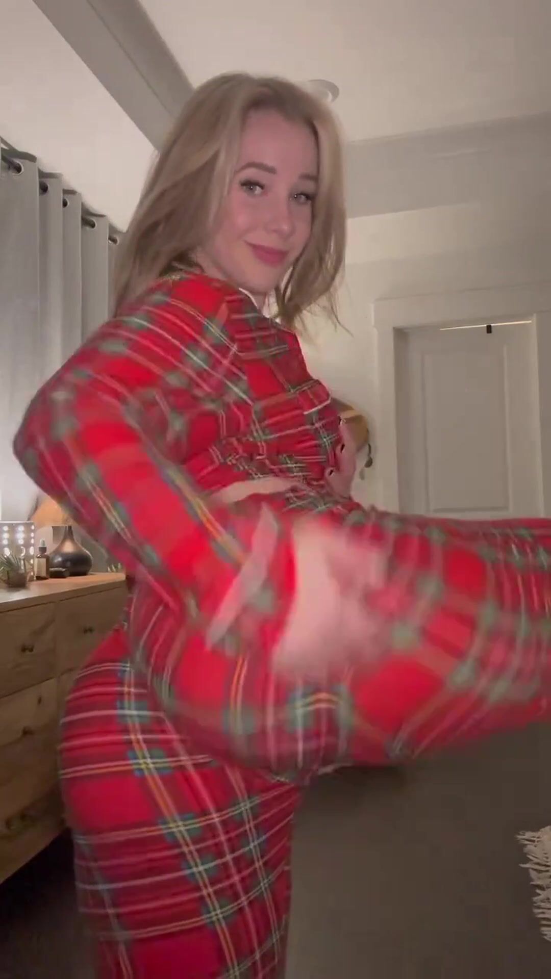 AriGameplays Ass Jiggle