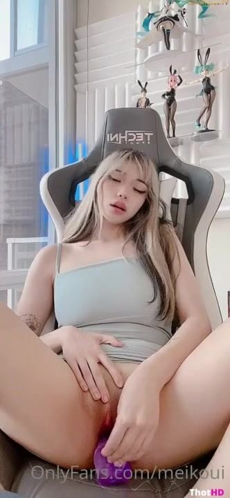 Meikoui OnlyFans dildoing her pussy