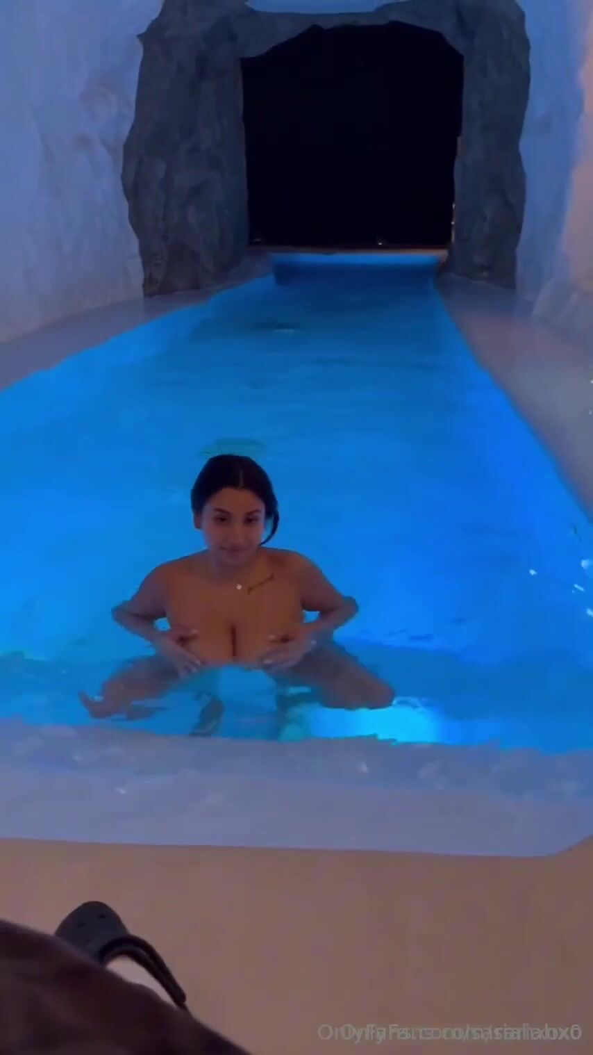 Sariixo Only fans Poolside Sex Tape Video Leaks