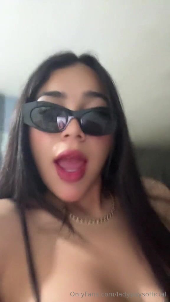 Lady Pays Leaked OF 1