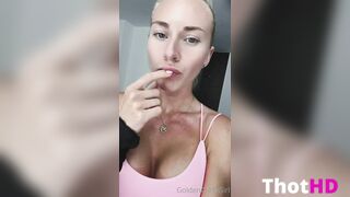 Goldencurlygirl Tits cleavage Leaked OF