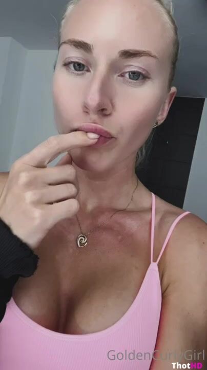 Goldencurlygirl Tits cleavage Leaked OF