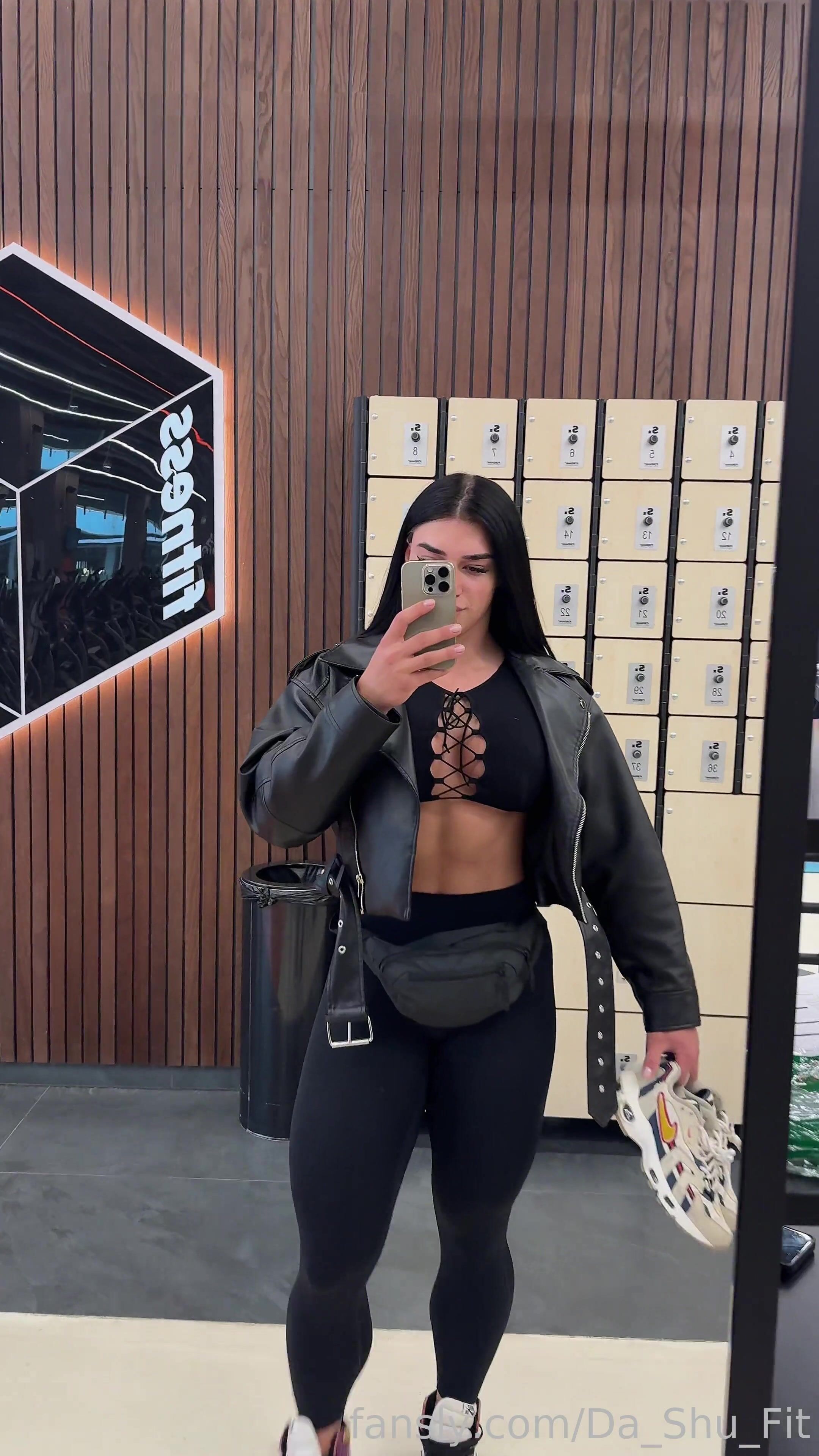 Daria Shuer standing Big Tits cleavage Video