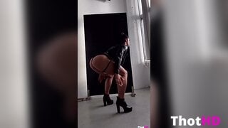 Da_shu_fit ass high heels from behind standing OF Video