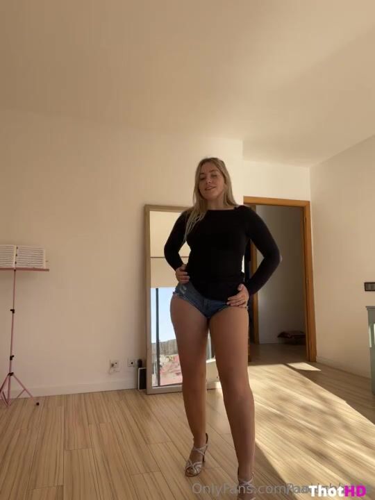 Paolaviolinist short shorts standing mirror high heels Leaked OF