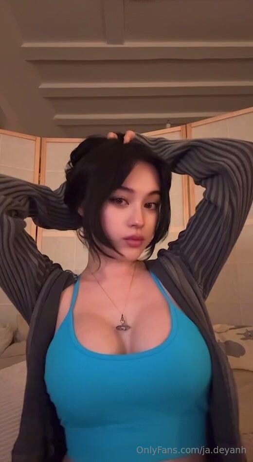 Vylerria Big Tits cleavage OnlyFans Leak
