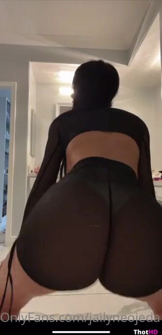 Jailyne Ojeda ass from behind shorts squatting Video Leak