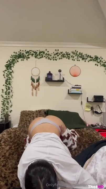Raeleerudolph22 ass on bed on all fours bottomless OF Leak