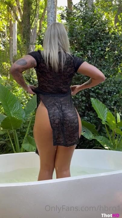 Holly Brougham ass from behind nude outdoor OnlyFans