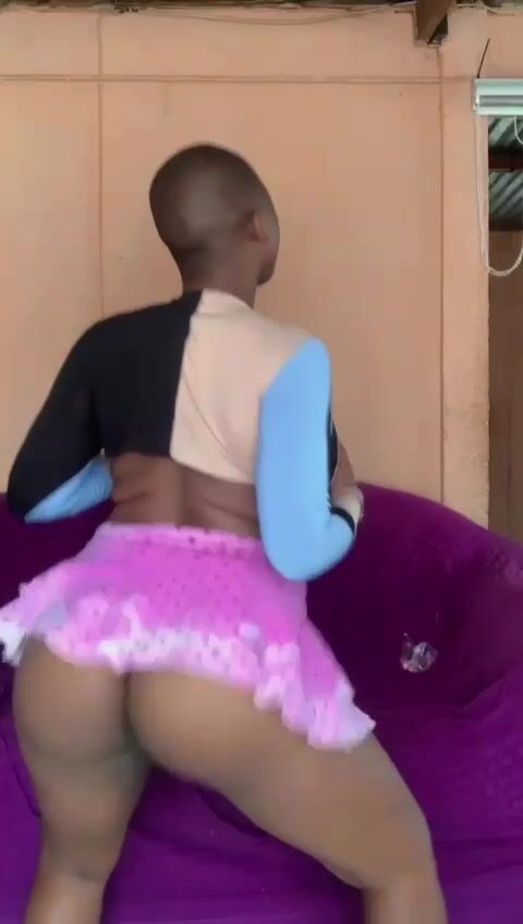Hood_Priincess aka Hood_Influencer ass from behind pantyless miniskirt OF